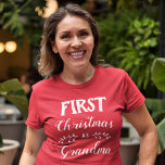 Första julen som mormafamfamiljens matchning t shirt<br><div class="desc">Den här röda t-tröjan är perfekt för personligens julmatchande familjekläder. Texten lyder "Första julen som mormor" i ett vitt modernt teckensnitt. Se min "Julmatchande familjeutrustning och tillbehör" för att hitta samordningsposter för andra familjemedlemmar. Kontakta mig gärna om du vill ha ytterligare anpassningar eller andra matchande artiklar.</div>