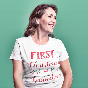 Första julen som mormafamilj som matchar röd text t shirt