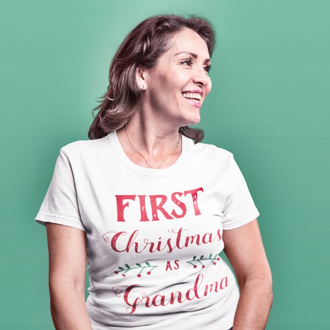 Första julen som mormafamilj som matchar röd text t shirt (Skapare uppladdad)