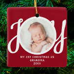 Första julen som mormor Foto Keepsak Red Julgransprydnad Keramik<br><div class="desc">Den här knapphändiga fotoprydnaden "Första julen som mormor" dekoreras med ord "JOY" i snyggtens skripttypografi på röd bakgrund. Enkelt anpassade.</div>
