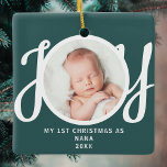 Första julen som Nana Photo Keepsak-Grönten Julgransprydnad Keramik<br><div class="desc">Den här knapphändiga fotodesignen "Första jul som Nana" dekoreras med ord "JOY" i snyggtens skripttypografi på gröntens bakgrund. Enkelt anpassade.</div>