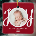 Första julen som Nana Photo Keepsak Red Julgransprydnad Keramik<br><div class="desc">Detta nyckelord "Första jul som Nana" är dekorerat med ord "JOY" i snyggtens skripttypografi på röd bakgrund. Enkelt anpassade.</div>