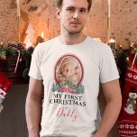 Första julen som pappa Red Lastbil T-Shirt<br><div class="desc">Familjens första jultomta t-shirt med ett foto av ditt barn med två färgade gräns,  vattenfärgen julafton träd,  en röd plocka upp i lastbil och det söta ordspråket "mina första julklappar som pappa".</div>
