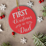 Första julen som Pappa röda med baby fotot Julgransprydnad Keramik<br><div class="desc">Denna Julgran-prydnad är perfekt att fira er första jul som Pappa. Det står "Första julen som Pappa" i ett modernt vitt teckensnitt på röd bakgrund. Den andra sidan har ett anpassade bild i baby, med namn och födelsedatum. Kontakta mig gärna om du vill ha ytterligare anpassningar eller andra matchande artiklar....</div>