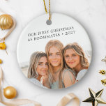 Första julen som rumskamrater, vännen BFF Foto Julgransprydnad Keramik<br><div class="desc">Fira din första jul tillsammans som rumskamrater med den här personligen keramiska prydnadsämnet. Med ditt favoritfoto på båda sidor innehåller det här namnet även redigerbar text och året, vilket gör att du kan anpassa den för att fånga den unika bindning du . Utformningen är enkel men meningsfull. skapar det som...</div>