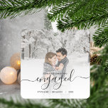 Första Julengagerad Anpassningsbar Photo Grått-skr Julgransprydnad Keramik<br><div class="desc">Minneshögtidlighålla din förlovning med denna vackra,  moderna keepsaksprydnad. Gråttet lyder: "Vår första jul förlovad",  med ord "förlovad" i handskriftsskript i elegant med blomning före och efter. Ersätt exempelbilden med ditt favoritfoto och lägg till namnen och året. Ett vitt övertoningsfilter hjälper till att göra så att texten visas.</div>