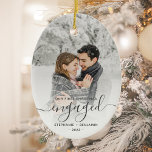 Första Julengagerad Anpassningsbar Photo Grått-skr Julgransprydnad Keramik<br><div class="desc">Minneshögtidlighålla din förlovning med denna vackra,  moderna keepsaksprydnad. Grått-texten från kol lyder: "Vår första jul förlovad",  med ord försatt i handskriftsskript för elegant med blomning före och efter. Ersätt exempelbilden med ditt favoritfoto och lägg till namnen och året. Ett vitt övertoningsfilter hjälper till att göra så att texten visas.</div>