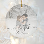 Första Julengagerad Anpassningsbar Photo Grått-skr Julgransprydnad Keramik<br><div class="desc">Minneshögtidlighålla din förlovning med denna vackra,  moderna keepsaksprydnad. Grått-texten från kol lyder: "Vår första jul förlovad",  med ord försatt i handskriftsskript för elegant med blomning före och efter. Ersätt exempelbilden med ditt favoritfoto och lägg till namnen och året. Ett vitt övertoningsfilter hjälper till att göra så att texten visas.</div>
