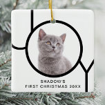 Första julglädjen Cute Kitten Anpassningsbar Photo Julgransprydnad Keramik<br><div class="desc">Den här kattens första julfoto-Ornament dekoreras med ord-jouten i svartvitt. Anpassade enkelt med foto,  namn och år.</div>