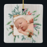 Första julgrupen, morföräldrar Winter Greenery Pho Julgransprydnad Keramik<br><div class="desc">Första jul som mormor och morfar med julgrå, hullbär och gräs-koner. Personlig med datum och ditt vackra foto inramat i lush, vintergrön. Vår högkvalitativa mall gör det så enkelt för dig att anpassa ditt speciella prydnadsföremål. Ornament är en underbar gåva som kommer att värderas i åratal till kom. Ornament är...</div>