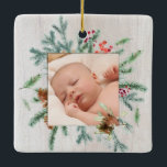 Första julgrupen, morföräldrar Winter Greenery Pho Julgransprydnad Keramik<br><div class="desc">Första jul som mormor och morfar med julgrå, hullbär och gräs-koner. Personlig med datum och ditt vackra foto inramat i lush, vintergrön. Vår högkvalitativa mall gör det så enkelt för dig att anpassa ditt speciella prydnadsföremål. Ornament är en underbar gåva som kommer att värderas i åratal till kom. Ornament är...</div>
