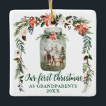 Första julgrupfamiljen för morföräldrar i Winter H Julgransprydnad Keramik<br><div class="desc">Elegant Calligraphy Script,  Vår första jul som morföräldrar Watercolor Winter Blommigt Hjort Ornament innehåller röda poinsettias,  vit blommigt ro,  gräs,  bomullskonger och vintergrej. Watercolor Mason burk med hjort-familjen i gräs-skogen.</div>