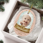 Första julhelgen Rosa Baby Photo & Namn Snö Globe Julgransprydnad Keramik<br><div class="desc">Magic guld snö globe och guld Magic stars baby först julfotot är ornament. Rosa och guld baby,  som är den första julhelgen i snö kan anpassa fotokören med ornament i baby namn,  året om,  och ett foto på framsidan och ett på baksidan. Originaltecknade teckningar med hjälp av Moodthologipapper.</div>
