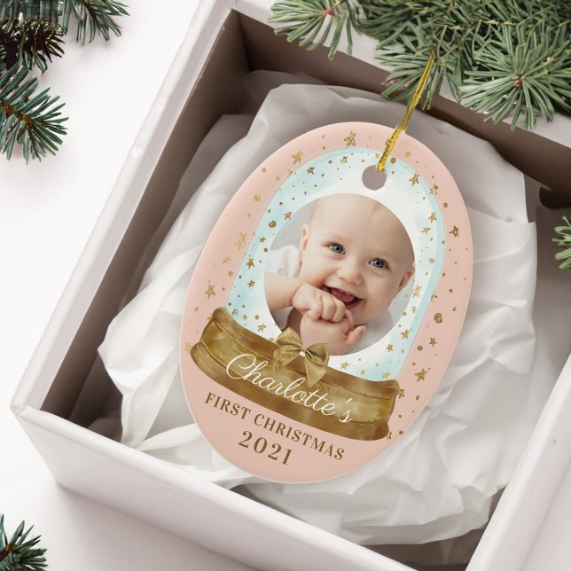 Första julhelgen Rosa Baby Photo & Namn Snö Globe Julgransprydnad Keramik (First Christmas Pink Baby Photo & Name Snow Globe Ceramic Ornament)