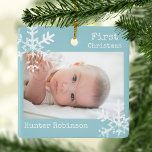 Första julisblått Anpassningsbar Foto Snöflingor Julgransprydnad Keramik<br><div class="desc">Anpassa den här prydnaden med ditt familjefoto och lägg till din familj namn tillsammans med året för denna underbara julkeepé.</div>