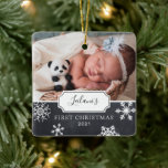 Första julklappen Baby Photo Snö Julgransprydnad Keramik<br><div class="desc">Min första jul med snöflingor på en schalkboard-bakgrund och fotodesign kan vara personlig med baby namn och födelseår. Innehåller ett andra foto på baksidan.</div>