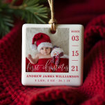 Första julskript Baby födelsetal och foto Julgransprydnad Keramik<br><div class="desc">Lägg märke till och välkomna er nyfödd bebis ankomst med vårt enkla och moderna baby-fotofödelsemeddelande baby första julprydnad. Utformningen har en enda fotolayout som visningar ditt nyfödd bebis-foto. "Första julen" visas i en modern, vit kalligrafisk övertäckning med födelsedatum som visas längs sidan och baby namn och födelsestatistik längs grund. Den...</div>