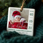 Första julskript Baby födelsetal och foto Julgransprydnad Keramik<br><div class="desc">Lägg märke till och välkomna er nyfödd bebis ankomst med vårt enkla och moderna baby-fotofödelsemeddelande baby första julprydnad. Utformningen har en enda fotolayout som visningar ditt nyfödd bebis-foto. "Första julen" visas i en modern, vit kalligrafisk övertäckning med födelsedatum som visas längs sidan och baby namn och födelsestatistik längs grund. Den...</div>