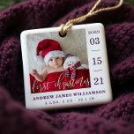 Första julskript Baby födelsetal och foto Julgransprydnad Keramik<br><div class="desc">Lägg märke till och välkomna er nyfödd bebis ankomst med vårt enkla och moderna baby-fotofödelsemeddelande baby första julprydnad. Utformningen har en enda fotolayout som visningar ditt nyfödd bebis-foto. "Första julen" visas i en modern, vit kalligrafisk övertäckning med födelsedatum som visas längs sidan och baby namn och födelsestatistik längs grund. Den...</div>