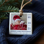 Första julskript Baby födelsetal och foto Julgransprydnad Keramik<br><div class="desc">Lägg märke till och välkomna er nyfödd bebis ankomst med vårt enkla och moderna baby-fotofödelsemeddelande baby första julprydnad. Utformningen har en enda fotolayout som visningar ditt nyfödd bebis-foto. "Första julen" visas i en modern, vit kalligrafisk övertäckning med födelsedatum som visas längs sidan och baby namn och födelsestatistik längs grund. Den...</div>