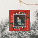 Första jultomten Cranberry & Foliage Baby Photo Julgransprydnad Keramik<br><div class="desc">Vackert och elegant baby,  första jultomten,  bär på foto och prydnadsföremål från ram. Vår design har vår vackra kranbär och löv arrangemang som ramar fotot av baby. Anpassa med baby namn,  år och baby bild. Alla illustrationer är handritade originalbilder av Moodthology Papery.</div>
