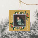 Första jultomten Cranberry & Foliage Baby Photo Julgransprydnad Keramik<br><div class="desc">Vackert och elegant baby,  första jultomten,  bär på foto och prydnadsföremål från ram. Vår design har vår vackra kranbär och löv arrangemang som ramar fotot av baby. Anpassa med baby namn,  år och baby bild. Alla illustrationer är handritade originalbilder av Moodthology Papery.</div>