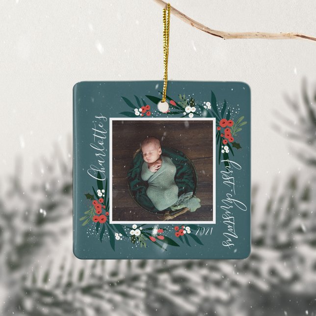 Första jultomten Cranberry & Foliage Baby Photo Julgransprydnad Keramik (First Christmas Cranberry & Foliage Baby Photo Ceramic Ornament)