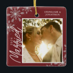 Första jultomten Married Red Snöflingor Photo Julgransprydnad Keramik<br><div class="desc">Denna vackra julprydnad är en perfekt gåva till det nygifta paret. Utformningen har ett foto ram med handskriven text "Gift" och accentueras med lätt grått snöflingor på mörkens röda bakgrund. Anpassa med ett bilder av paret,  deras namn och år.</div>