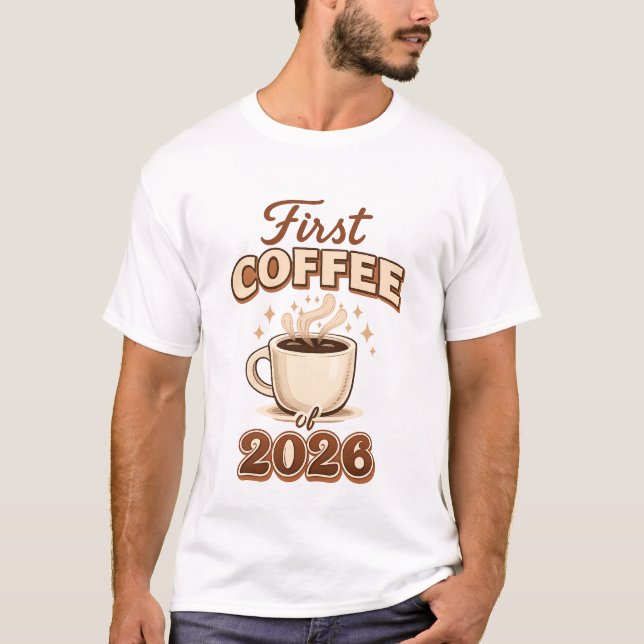 Första kaffet 2026 – Nyårsgåva för kaffelskare T Shirt (Framsida)