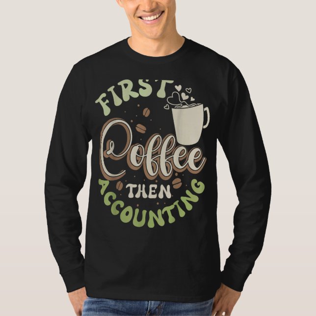 Första kaffet, därefter bokföringskonton t shirt (Framsida)