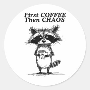 Första kaffet och Chaos Funny Raccoon _1 Runt Klistermärke