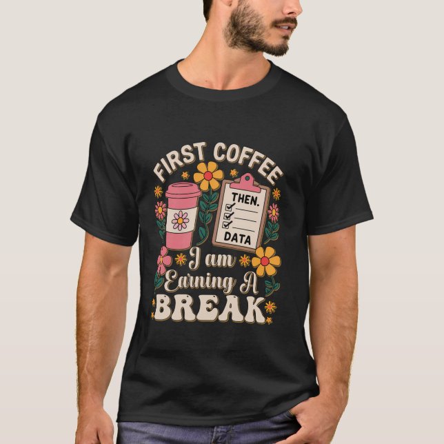 Första kaffet och data jag får en bryggkaffe t shirt (Framsida)