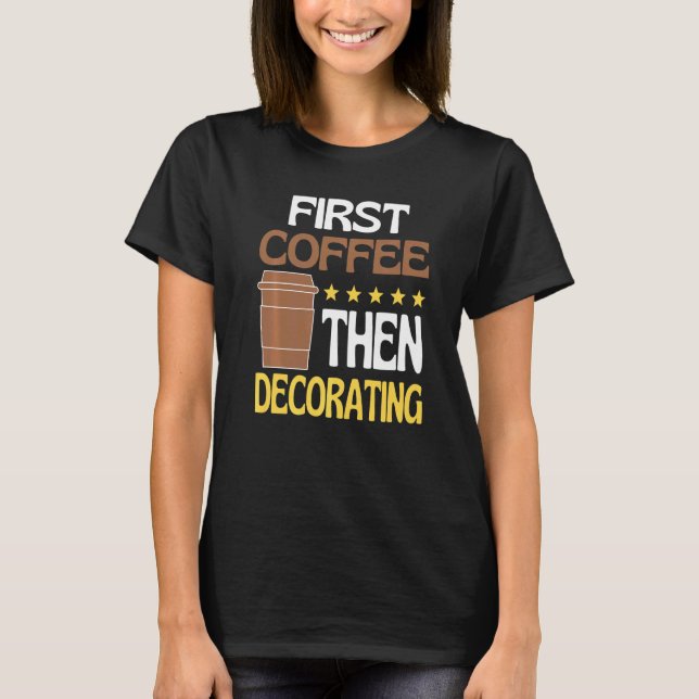 Första kaffet och dekorera sedan koffeinmålare t shirt (Framsida)