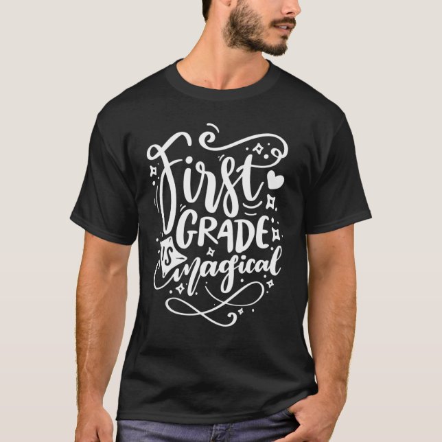 Första Klass är det magiska Back to school T Shirt (Framsida)