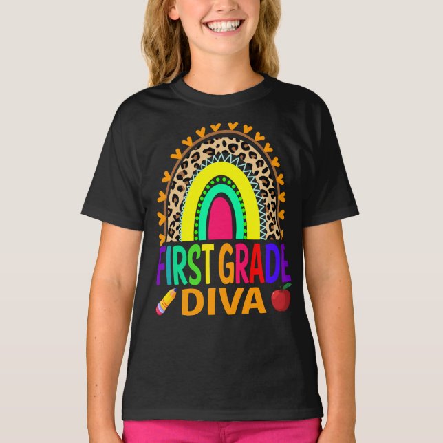 Första Klass Diva Rainbow Leopard Back to school T Shirt (Framsida)