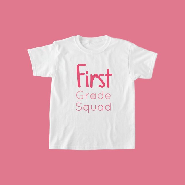 Första Klass-fyrkant 3 Rosa-textskuggor T Shirt (Skapare uppladdad)