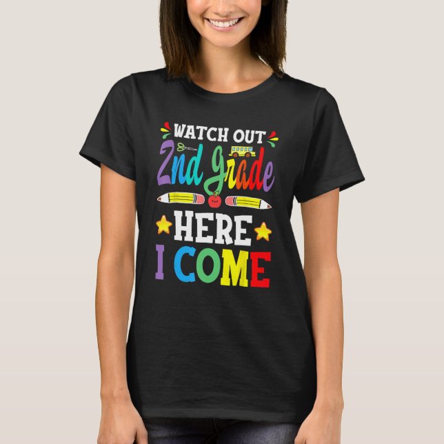 Första Klass Studenten 2023 Se upp andra Klass här T Shirt (Framsida)