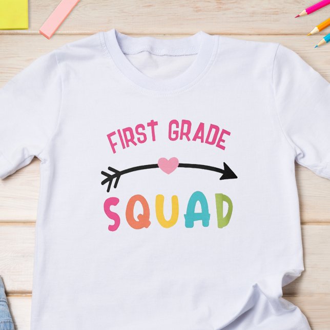Första Klassens Squad Skola T Shirt (Start the school year off with some fun with this cute back to school t-shirt.)