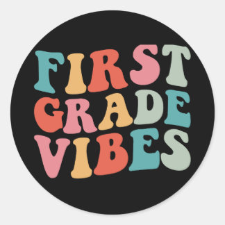 Första Klassens Vibbar Retro Groovy Lärare Elev Runt Klistermärke
