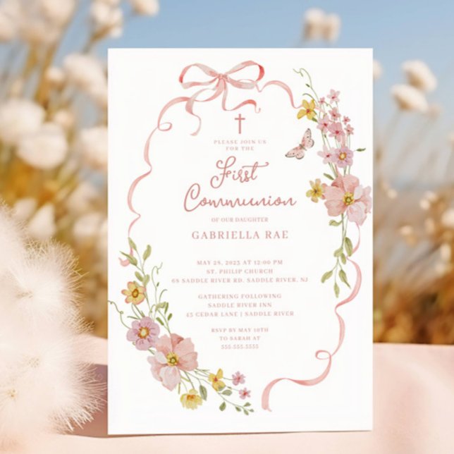 Första Kommunion Inbjudan med Rosa Blommor och Fjä (Skapare uppladdad)