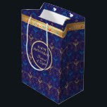 Första ljus i Hanukkah-festivalen i Ljus Party<br><div class="desc">Första ljudet av Hanukkah. Lycklig Hanukkah-festivalen för det judiska helgdag-kortet ljus party Gift Bag. Den vackra judiska Helgdag Chanukah-bakgrunden med traditionella Chanukah-dekorativa symboler - trädedrömmar (spinnande topp), nötter, hanukkiah-menorah, ljus, David-stjärnan och åkande ljus guld-hanukkiah navy blue mönster mönster. Hanukkah-festivalen för dekorationen om evenemanget ljus. Jerusalem, Israel. Crafts & Party Supplies...</div>