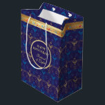 Första ljus i Hanukkah-festivalen i Ljus Party<br><div class="desc">Första ljudet av Hanukkah. Lycklig Hanukkah-festivalen för det judiska helgdag-kortet ljus party Gift Bag. Den vackra judiska Helgdag Chanukah-bakgrunden med traditionella Chanukah-dekorativa symboler - trädedrömmar (spinnande topp), nötter, hanukkiah-menorah, ljus, David-stjärnan och åkande ljus guld-hanukkiah navy blue mönster mönster. Hanukkah-festivalen för dekorationen om evenemanget ljus. Jerusalem, Israel. Crafts & Party Supplies...</div>