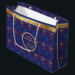 Första ljus i Hanukkah-festivalen i Ljus Party<br><div class="desc">Första ljudet av Hanukkah. Lycklig Hanukkah-festivalen för det judiska helgdag-kortet ljus party Gift Bag. Den vackra judiska Helgdag Chanukah-bakgrunden med traditionella Chanukah-dekorativa symboler - trädedrömmar (spinnande topp), nötter, hanukkiah-menorah, ljus, David-stjärnan och åkande ljus guld-hanukkiah navy blue mönster mönster. Hanukkah-festivalen för dekorationen om evenemanget ljus. Jerusalem, Israel. Crafts & Party Supplies...</div>