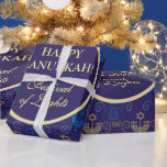 Första ljus i Hanukkah-festivalen i Ljus Party Presentpapper<br><div class="desc">Första ljudet av Hanukkah. Lycklig Hanukkah-festivalen för ljus party, där det Pappra judeskönhetskortet för helgdag skrevs. Den vackra judiska Helgdag Chanukah-bakgrunden med traditionella Chanukah-dekorativa symboler - trädedrömmar (spinnande topp), nötter, hanukkiah-menorah, ljus, David-stjärnan och åkande ljus guld-hanukkiah navy blue mönster mönster. Hanukkah-festivalen för dekorationen om evenemanget ljus. Jerusalem, Israel. Crafts &...</div>