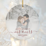Första marktad julfotopapper - Anpassningsbar Julgransprydnad Keramik<br><div class="desc">Minneshögtidlighålla den första julen i giftermål med denna vackra moderna keepsaksprydnad. Den mörk texten lyder: "Vår första jul som Mr & Mrs." med ord "Mr & Mrs" i handskriftsskript i elegant med blommor före och efter. Ersätt exempelbilden med ditt favoritfoto och lägg till efternamnet och året. Ett vitt övertoningsfilter hjälper...</div>