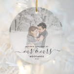 Första marktad julfotopapper, svart Anpassningsbar Julgransprydnad Keramik<br><div class="desc">Minneshögtidlighålla den första julen i giftermål med denna vackra moderna keepsaksprydnad. Den svarta texten lyder "Vår första jul som Mr & Mrs", med ord "Mr & Mrs" i handskript i elegant med blommor före och efter. Ersätt exempelbilden med ditt favoritfoto och lägg till efternamnet och året. Ett vitt övertoningsfilter hjälper...</div>