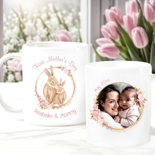 Första Mors dag Bunny Flicka Photo Namn Rosa Kaffemugg (First Mother's Day Cute Bunnies Baby Girl Photo Coffee Mug)