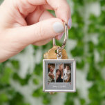 Första Mors dag tre fotokollage | Grått Fyrkantig Silverfärgad Nyckelring<br><div class="desc">Anpassa en minnesvärd keepy för en ny mamma med Grått First Mors dag Three Photo Collage Keychain. Nyckelkedjedesignen har tre fotoplaceringar i panelform med moderna typografi- och elegant-skript och två röda hjärtan. Perfektens fotofjällande för att mamma ska fira sitt första Mors dag.</div>