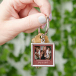 Första Mors dag Tre Photo Collage Terracotta Fyrkantig Silverfärgad Nyckelring<br><div class="desc">Anpassa en minnesvärd keepy för en ny mamma med den här Terracotta First Mors dag Three Photo Collage Keychain. Nyckelkedjedesignen har tre fotoplaceringar i panelform med moderna typografi- och elegant-skript och två röda hjärtan. Perfektens fotofjällande för att mamma ska fira sitt första Mors dag.</div>