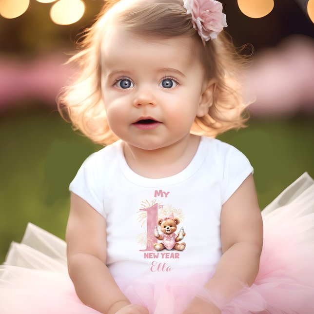 Första nyårskjortan Namn Rosa Bear Baby T-shirt (First New Year Girl Name Pink Bear Baby T-shirt)